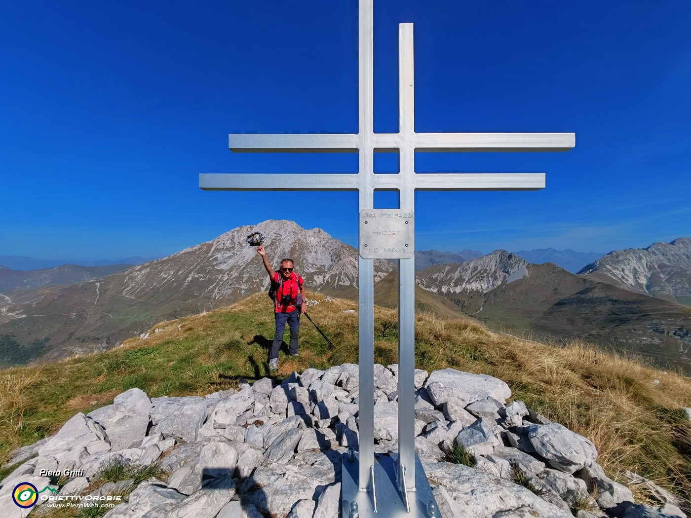 42 Alla croce di vetta di Cima Foppazzi (2093 m) con vista in Arera.jpg